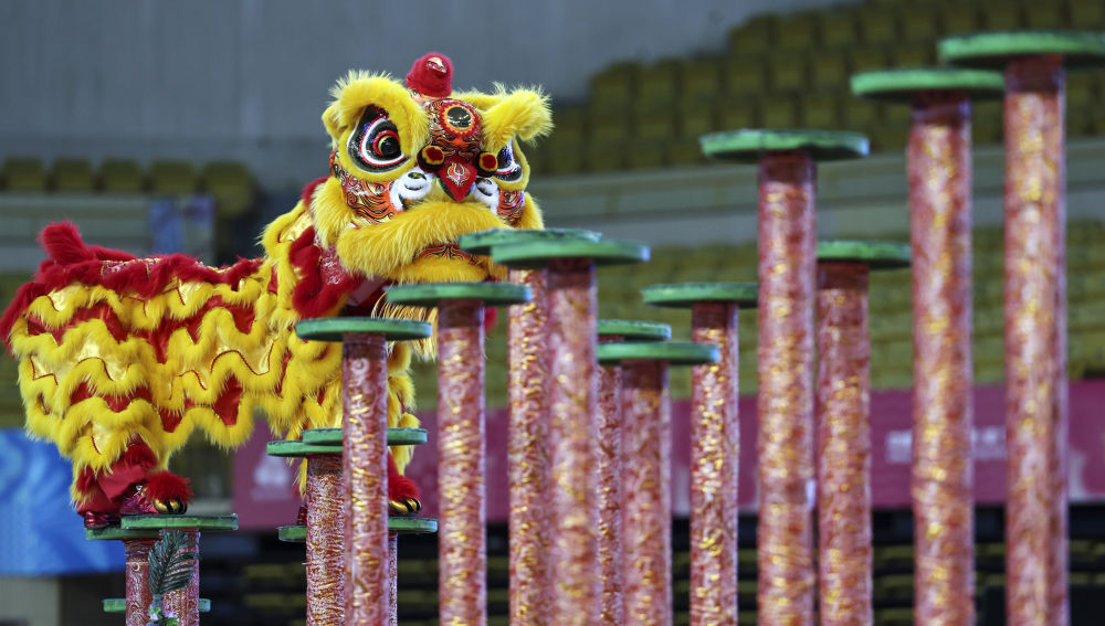 ?11月11日,粵港澳聯隊在第十五屆全國運動會群眾展演舞龍舞獅南獅自選項目決賽中獲得一等獎。新華社記者 王鵬 攝