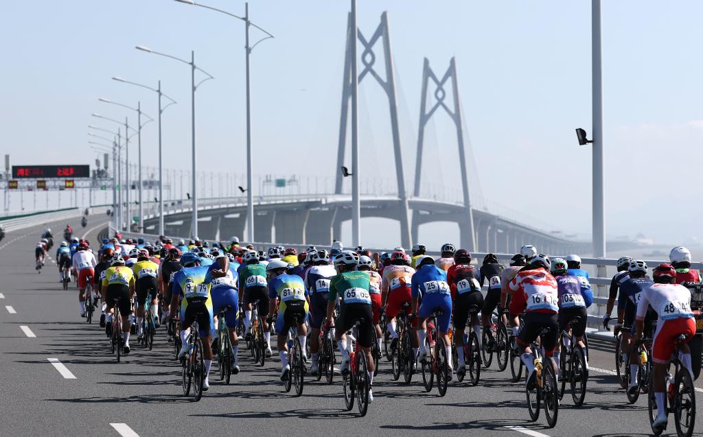△11月8日,參賽選手在港珠澳大橋騎行。當日進行的第十五屆全國運動會公路自行車男子個人賽,賽道全程231.8公里,選手經過港珠澳大橋,跨越粵港澳三地。圖源:新華社