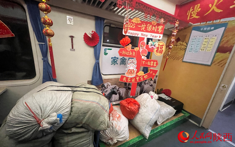 經過專門改造，慢火車騰出空間堆放家禽和農產品等。人民網記者 鄧楠攝