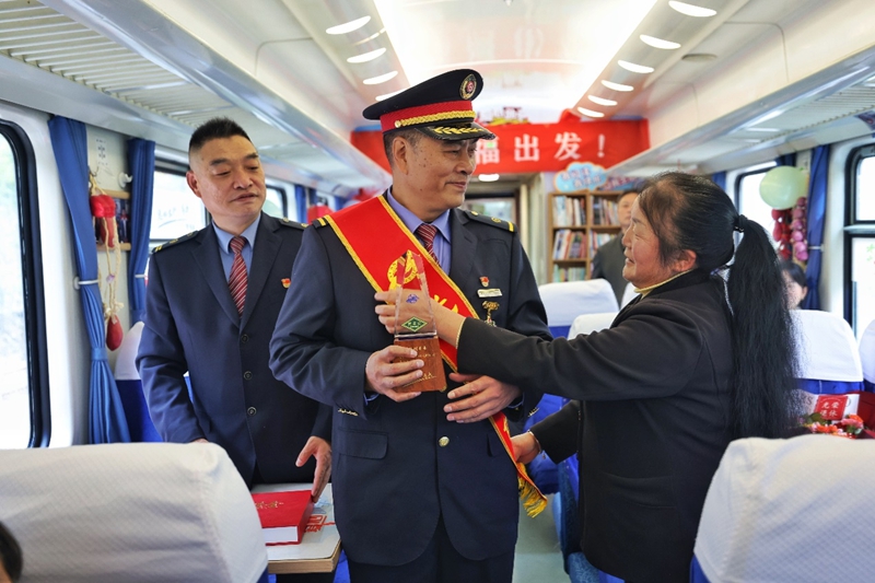 向寶林值乘的最后一趟列車，老鄉依依不舍。李垚攝