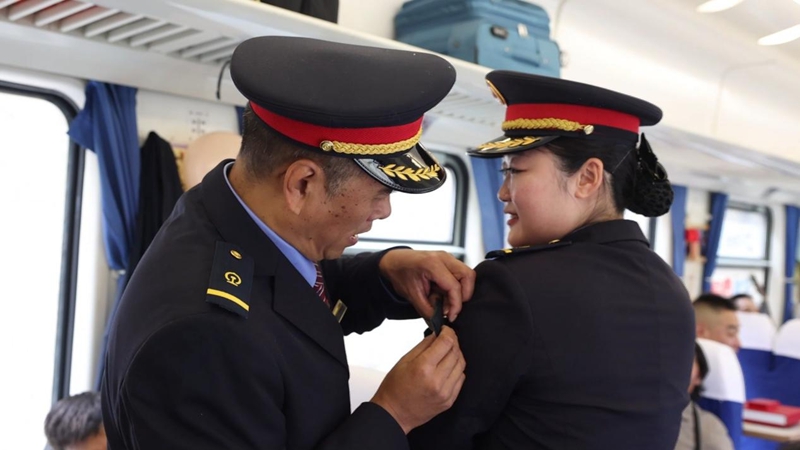 向寶林把臂章交給新任列車長。劉松霖攝